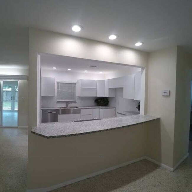 Foto del edificio - 2447 Baywood Dr W