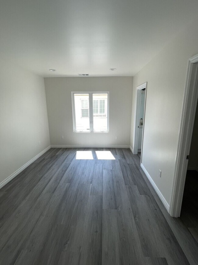 Building Photo - Wah Y Shum - R2804