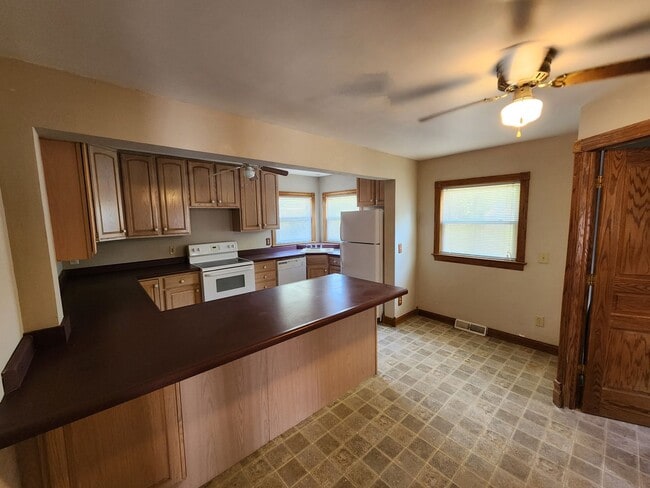 Building Photo - Single Family 3 bedroom 1.5 bath in Moline