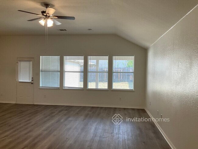 Foto del edificio - 1725 Kittyhawk Dr