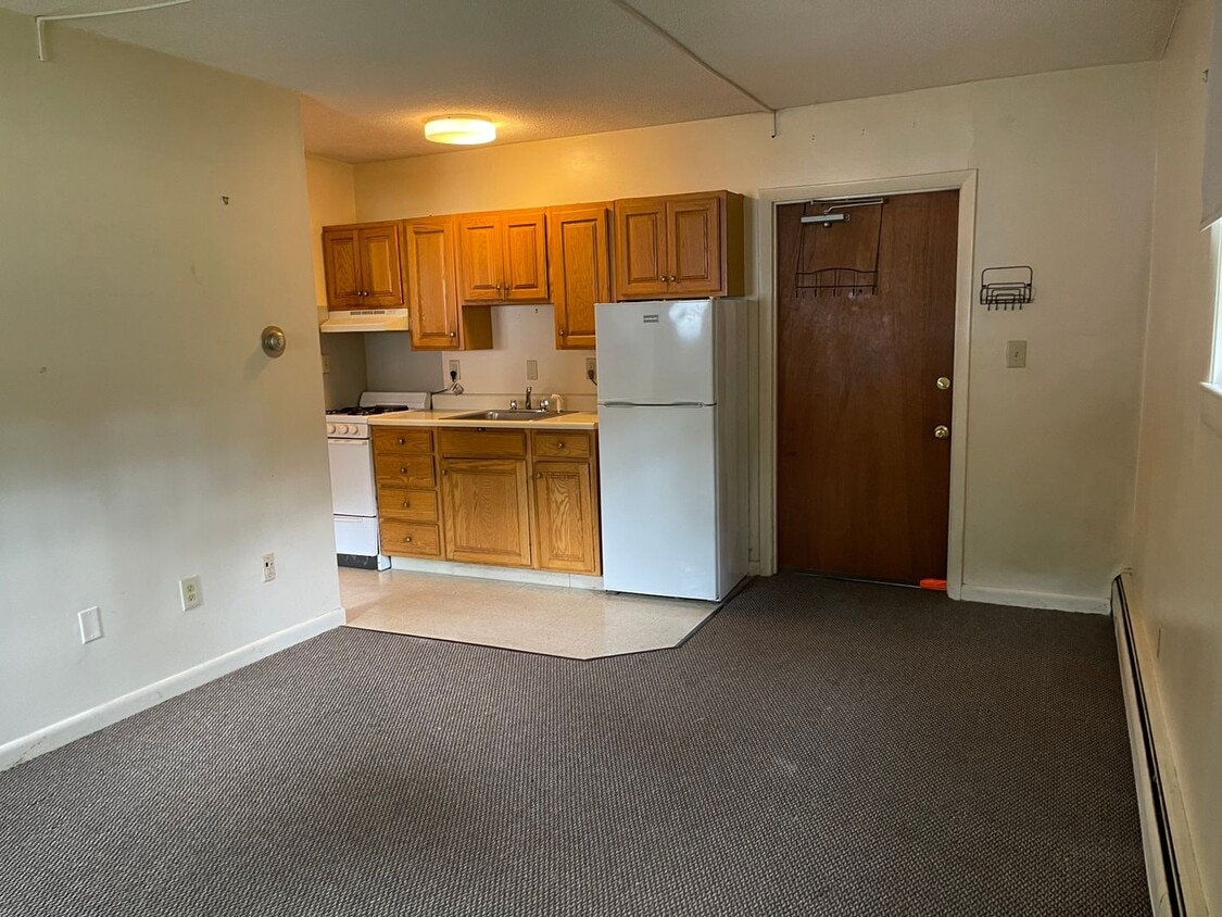 Building Photo - 382-384 River St