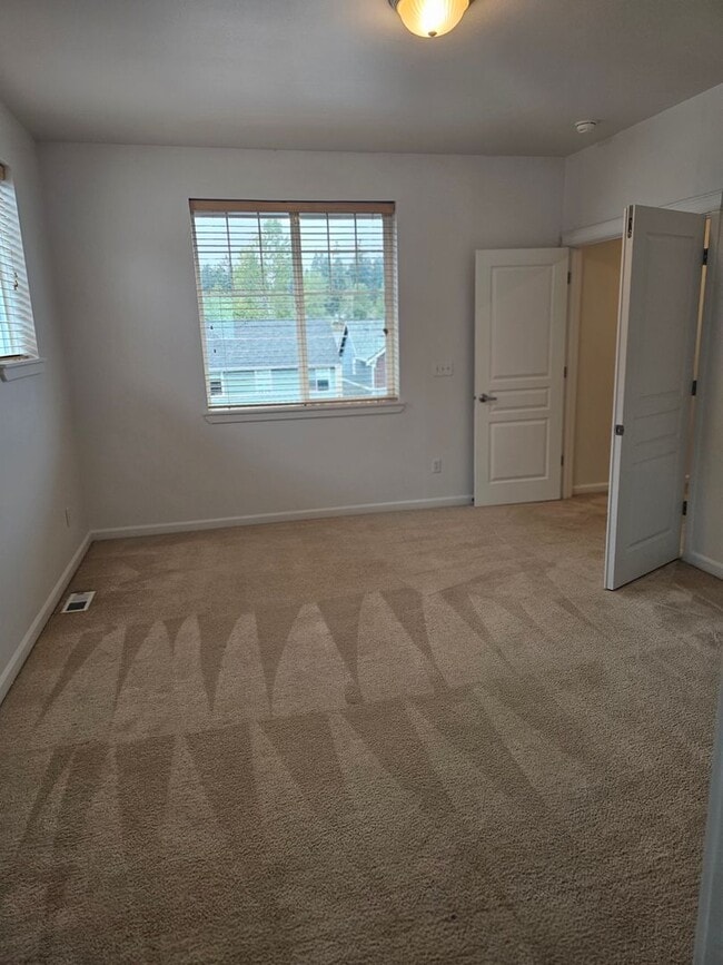 Foto del edificio - Park Ridge in Fircrest rental home - 4 bed plus den 3 bath-  2 story home - Available NOW!