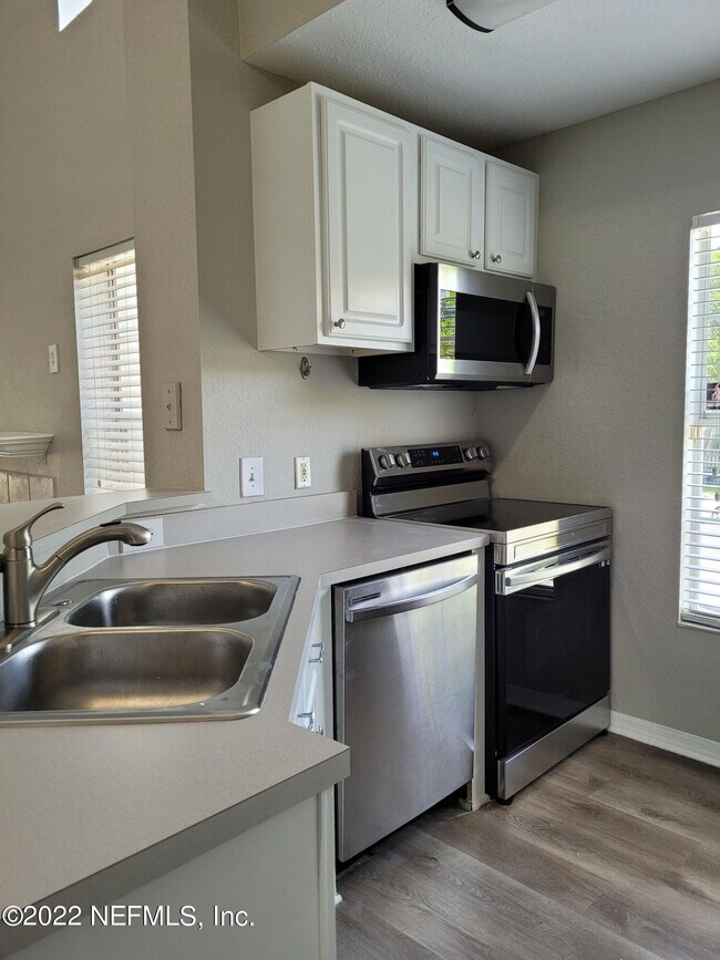 Building Photo - 13700 Richmond Park Dr N