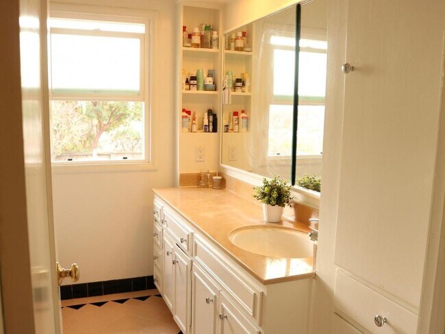 Building Photo - 3 bedroom in Richmond CA 94804