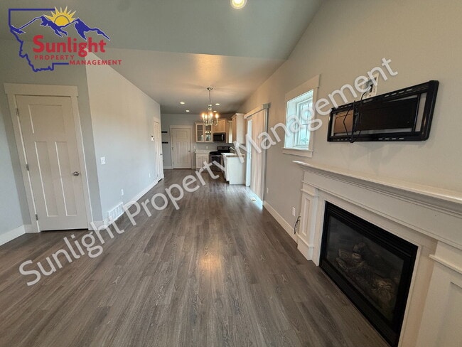 Building Photo - Modern 2 Bed 2 Bath Single Family Home that allows small pets!