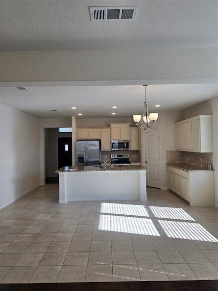 Foto del edificio - 817 Holbrook Rd