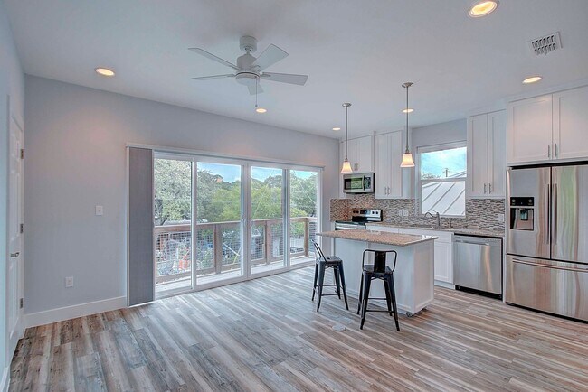 Building Photo - Charming Garage Apartment: Your Private Re...