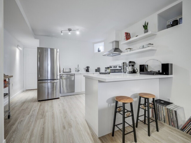 Building Photo - West Queen West Renovated unfurnished apar...