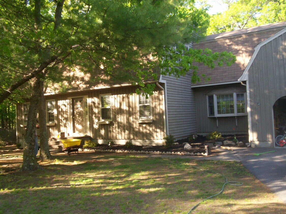 Building Photo - 27 Colonial Way