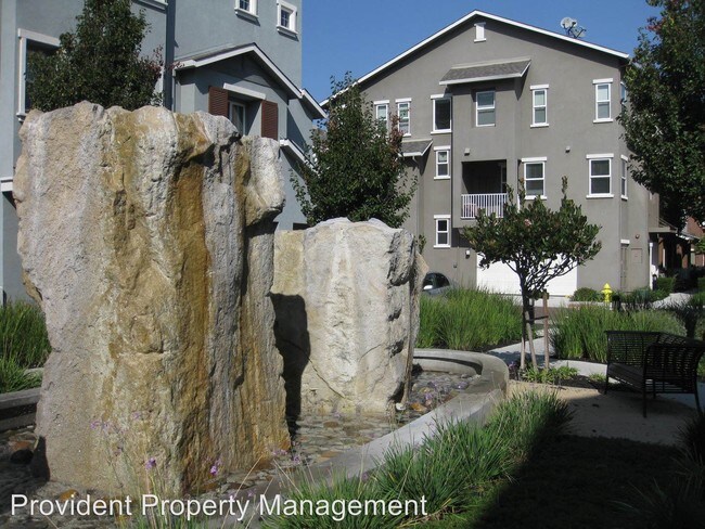 Building Photo - 2 br, 2.5 bath House - 1295 De Altura Commons