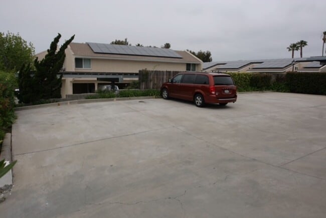 Building Photo - Large Upstairs One Bedroom with Small Office