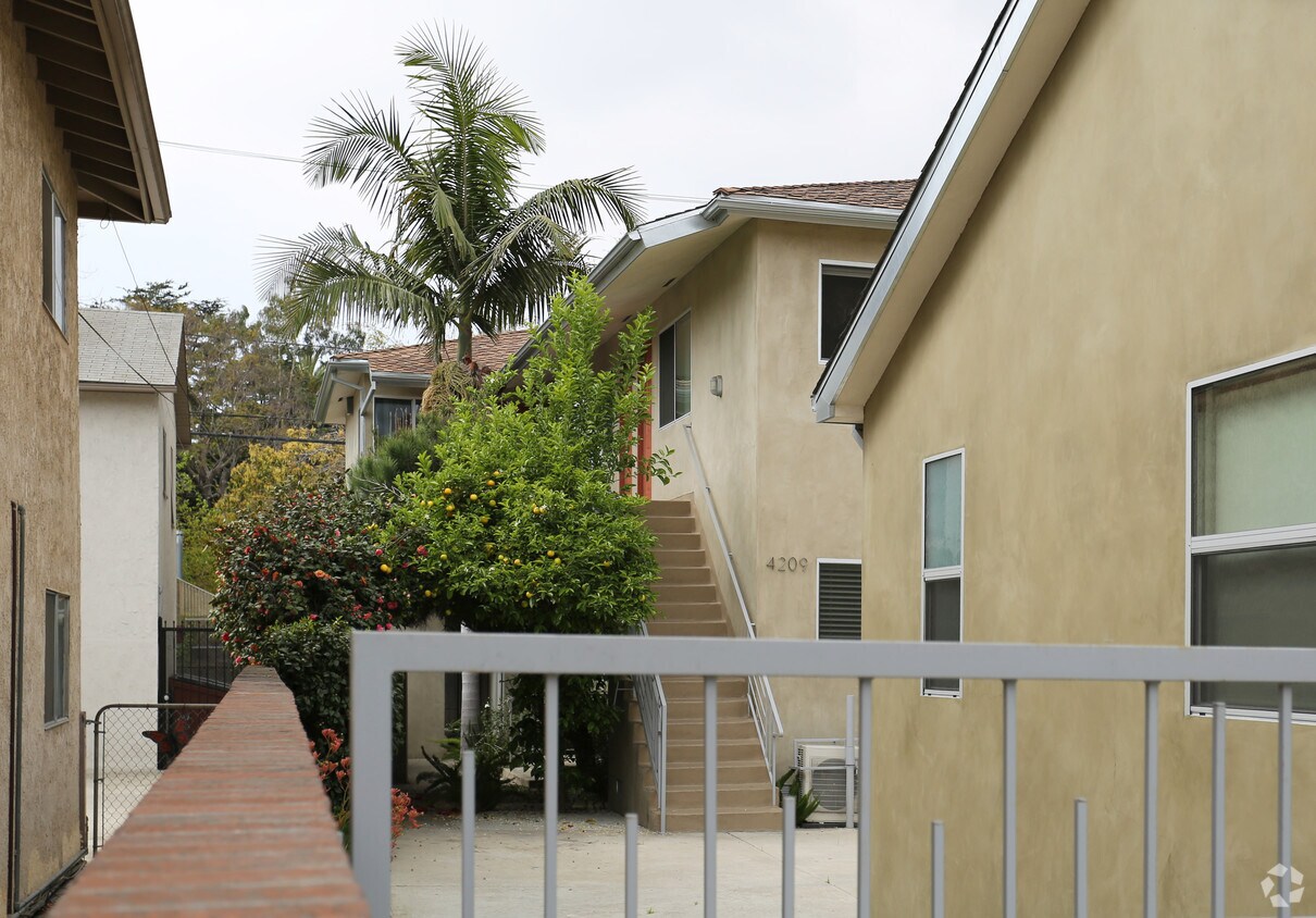 Foto del edificio - 4207-4209 McLaughlin Ave