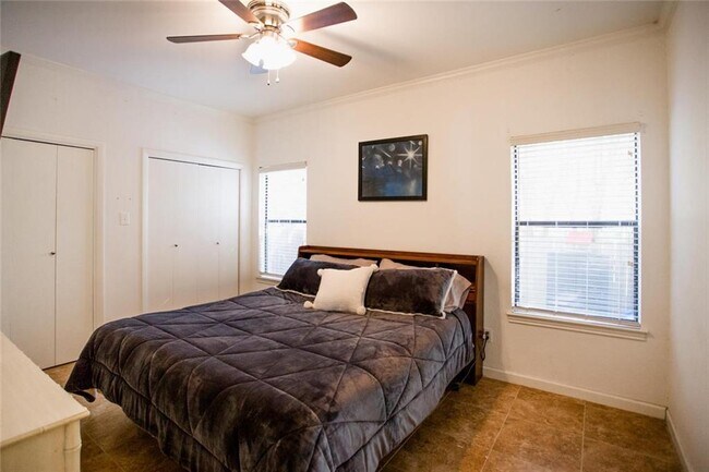 Foto del edificio - 1221 Hopkins St