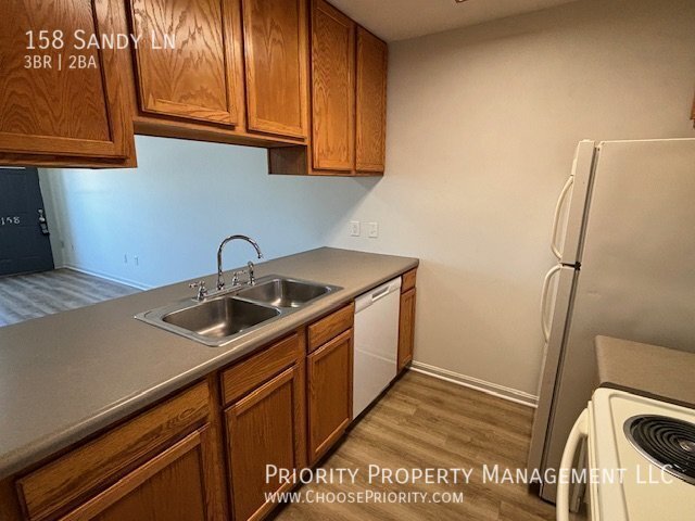 Building Photo - 3 BR/1.5 Townhome in Broadway