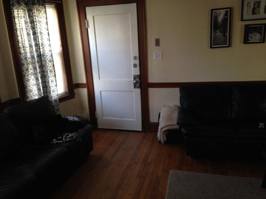 Building Photo - Updated 3 bed in Oak square