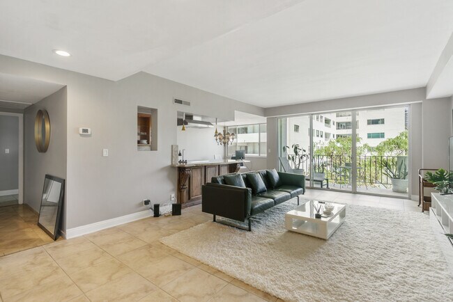Building Photo - 818 N Doheny Dr