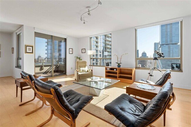 Building Photo - 300 Bowie St