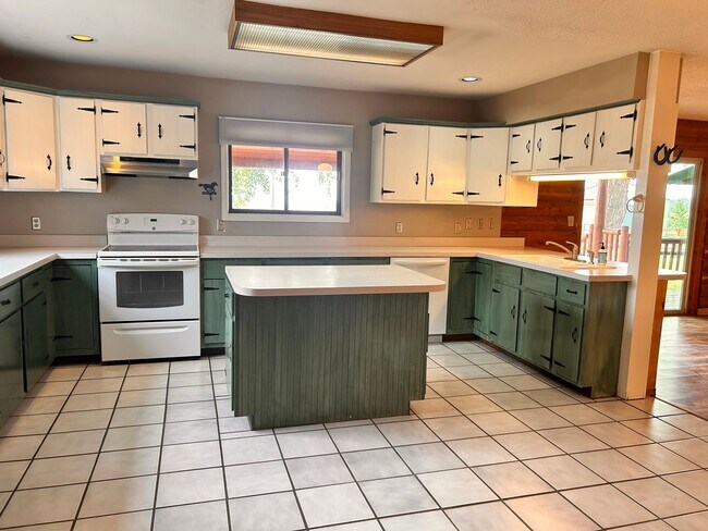 Foto del edificio - 10 Acres of Horse Property in Victor!