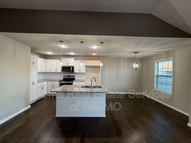 Foto del edificio - 879 E Dyann Dr