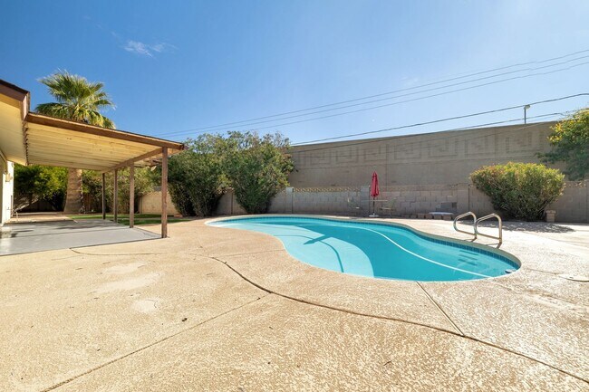 Foto del edificio - Large Trilevel home backing 60 with pool and close to ASU