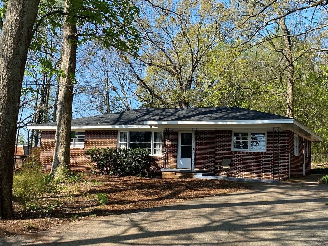 Beautiful Brick Ranch on Expansive Private Lot Near Athens - Beautiful Brick Ranch on Expansive Private Lot Near Athens