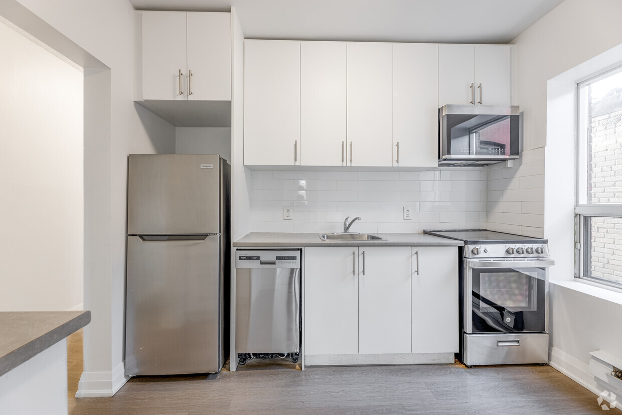 2BR, 1BA - 769SF - Kitchen - 98 Northcliffe Boulevard