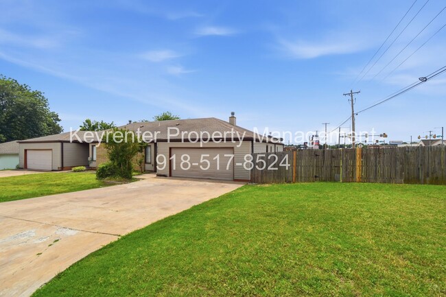 Building Photo - 6506/6508 E 90th St Duplex