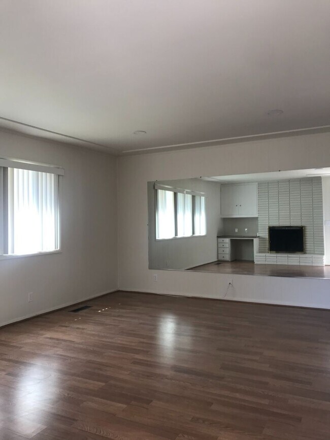 Building Photo - La Mar (25068-70-72) (3-Plex) (DD)