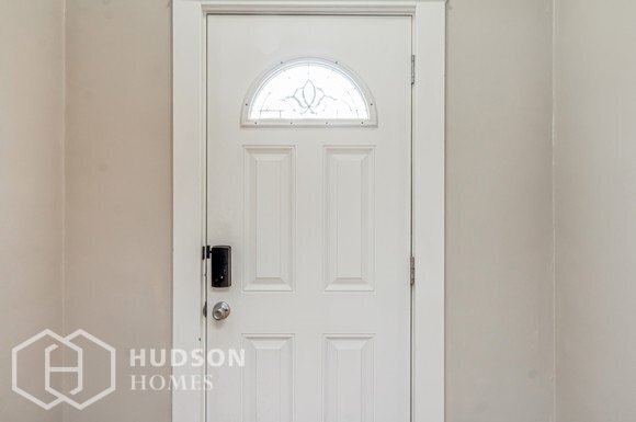 Foto del edificio - NOW AVAILABLE! 10 COYLE AVE, EAST PROVIDEN...