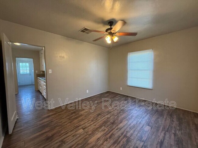 Foto del edificio - 700 Philippine St