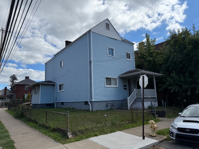 Building Photo - 2962 Glen Mawr St