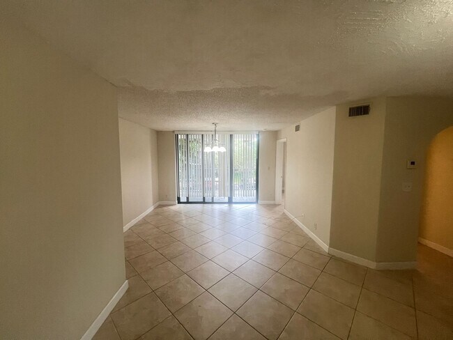 Foto del edificio - SPACIOUS 1 BEDROOM UNIT IN THE GRAND MARQU...