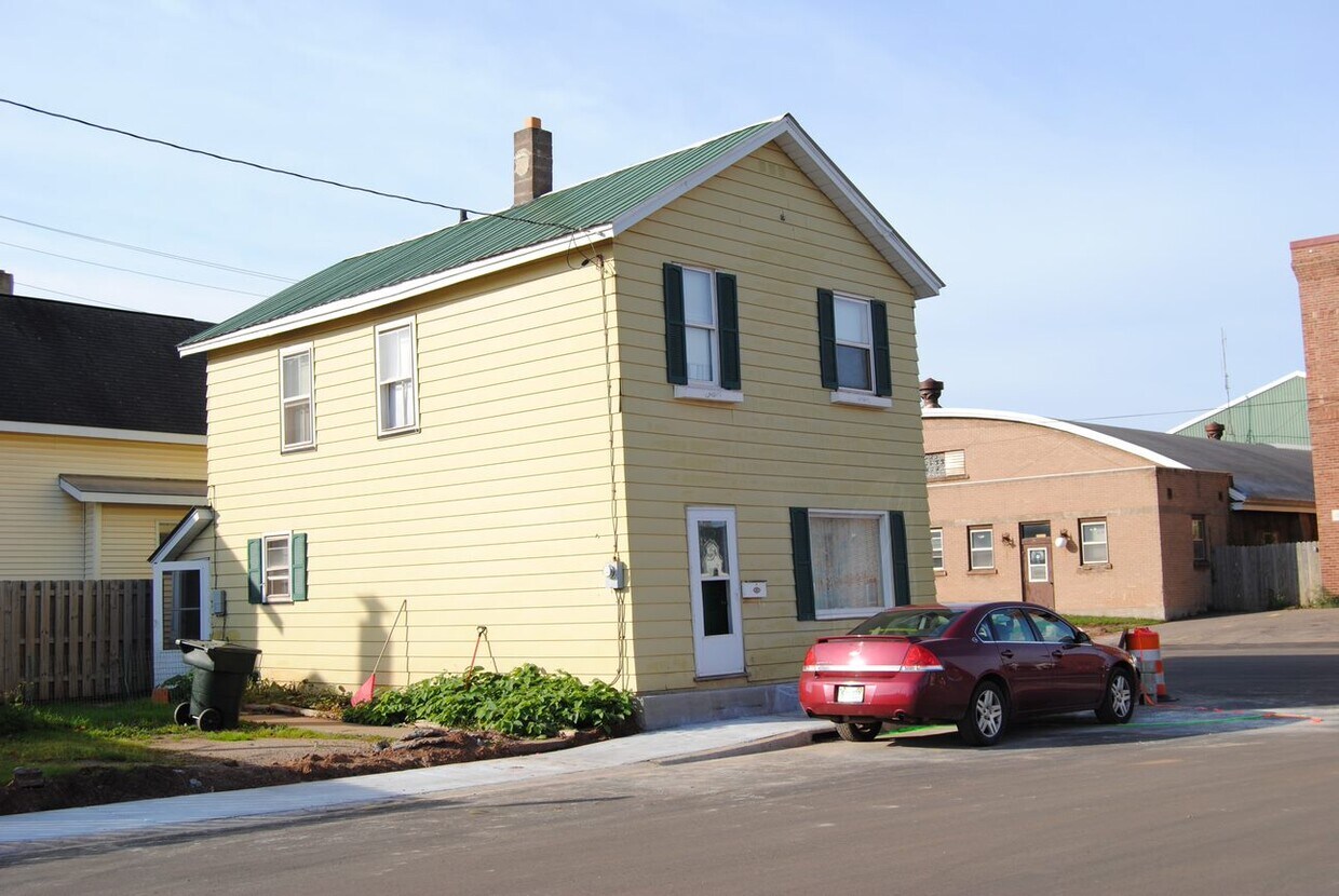 Primary Photo - 215 W Pearl St