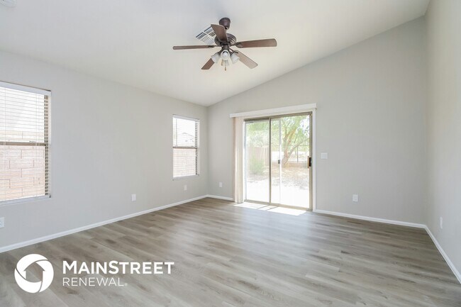 Foto del edificio - 697 E Lovegrass Dr