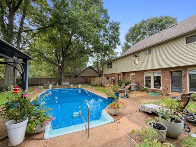 Building Photo - 743 Grovewood Dr