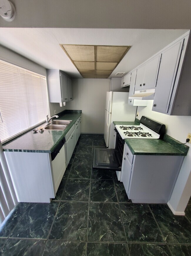 Building Photo - 1370 Vegas Valley Dr