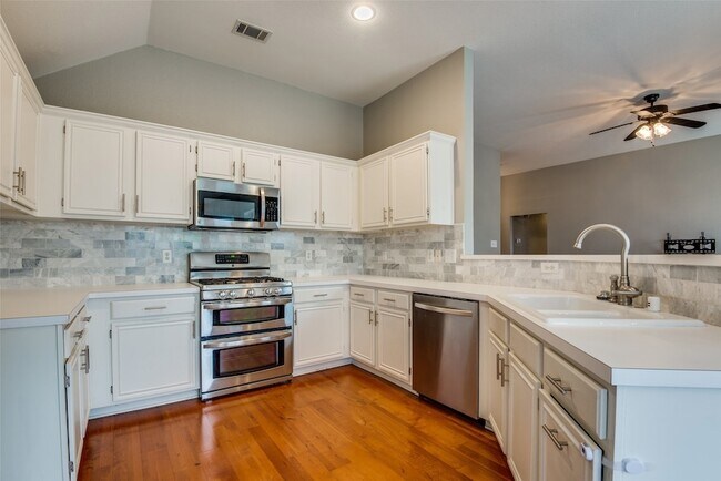 Building Photo - 10305 Ashmont Dr