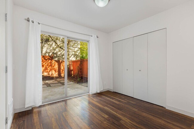 Building Photo - Lovely 3 Bedroom Townhome - Attached Garage