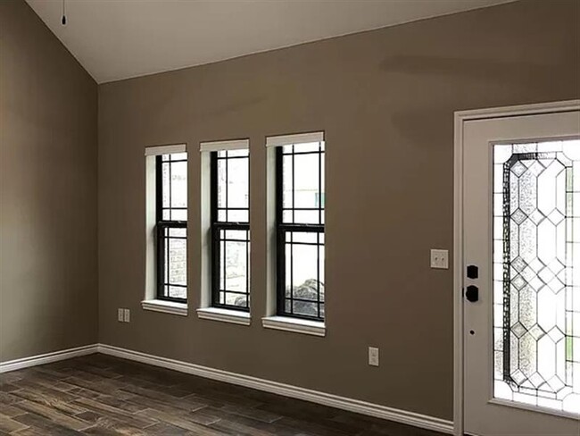 Building Photo - Elkhorn Dr