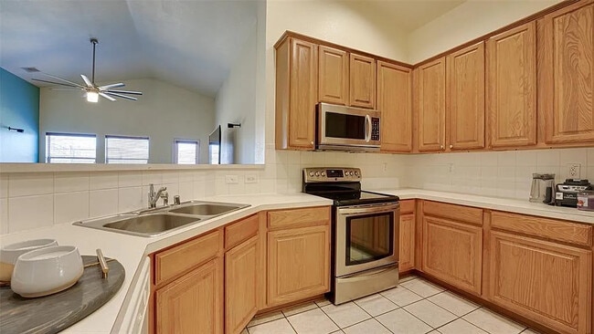 Building Photo - Room in House on Winterberry Ln
