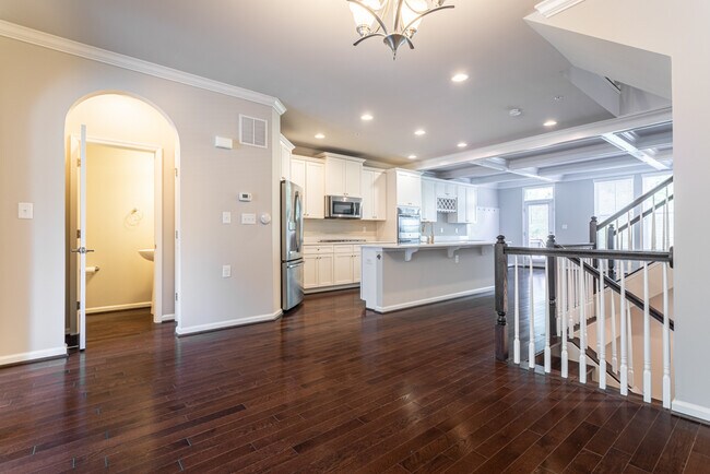 Building Photo - 6913 Country Club Terrace