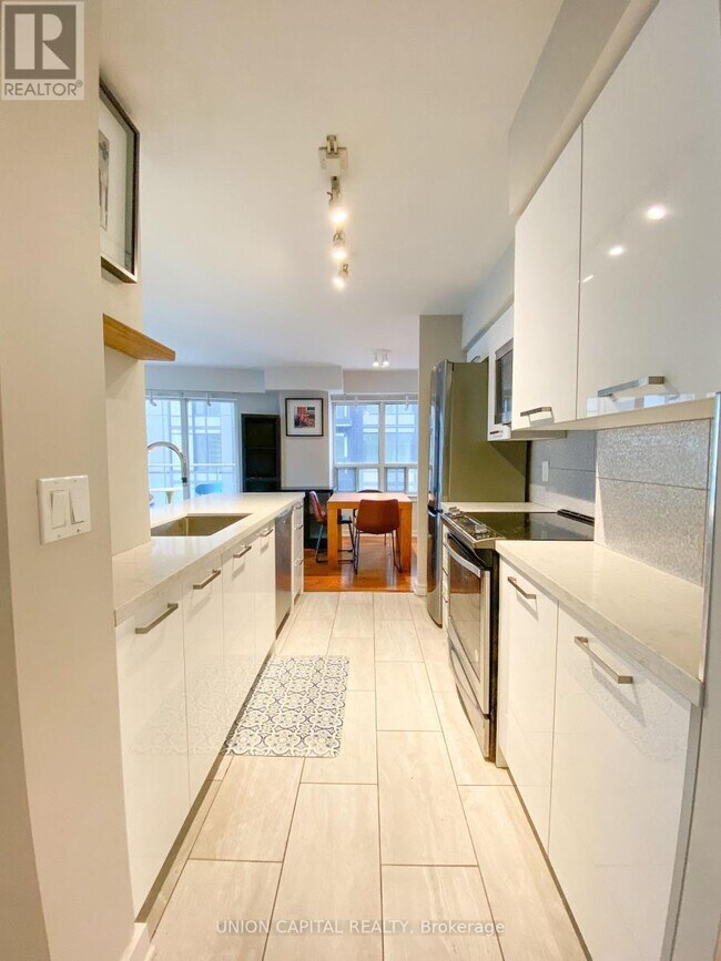 Building Photo - 255 Richmond St E