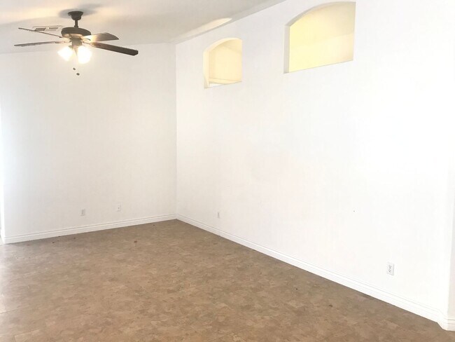 Building Photo - 3 bed 2 bath home with Newer Tile and Shower.