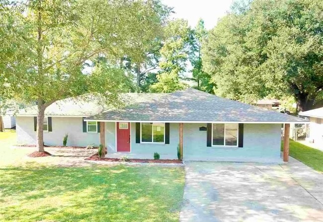 Building Photo - Spacious 3 Bedroom Home in Green Acres – F...