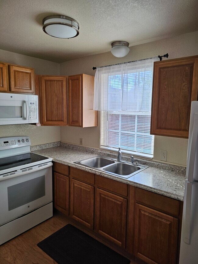 Cocina - 305 Pulliam St