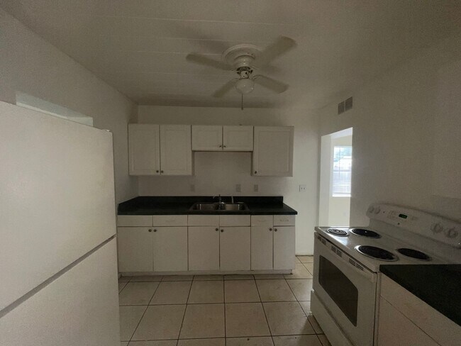 Foto del edificio - Nice Corner Lot