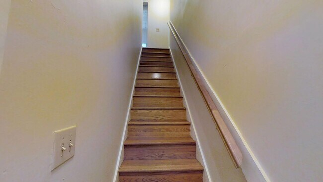 Building Photo - 45 1/2 Euclid Ave