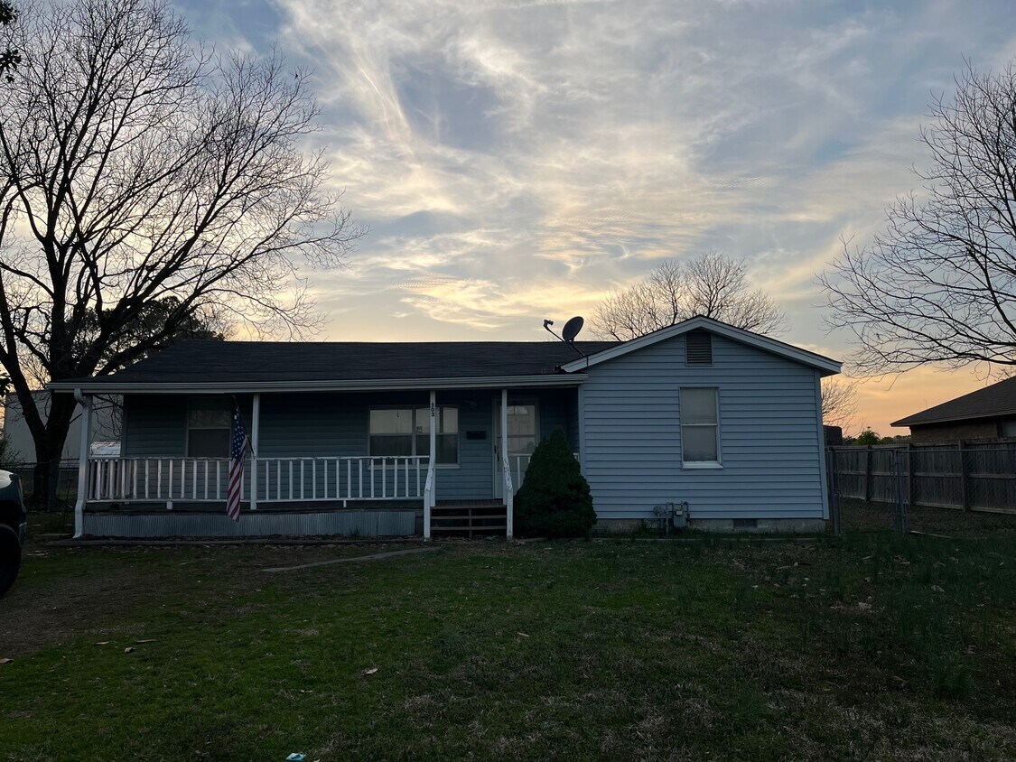 Primary Photo - 503 N Pecan St