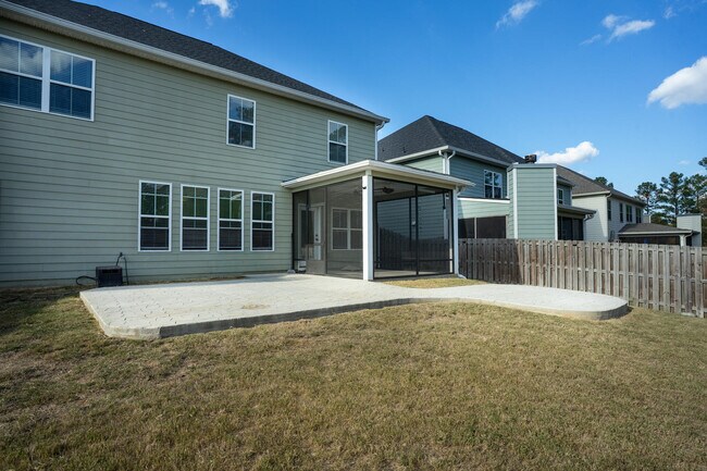 Foto del edificio - 657 Tree Top Trl