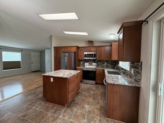 Foto del edificio - Spacious 3 Bed 2 Bath Springfield Home With Bonus Room and Extra Storage
